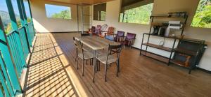 una sala da pranzo con tavolo e sedie di Chirripó Oasis a Canaán