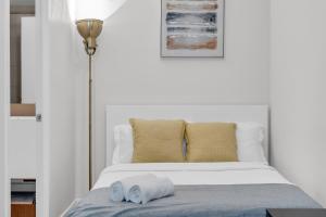 Postel nebo postele na pokoji v ubytování Chic Toronto Suite
