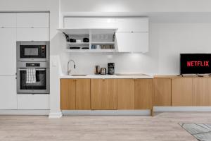 Kuchyň nebo kuchyňský kout v ubytování Chic Toronto Suite