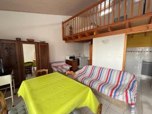 une pièce avec un lit et une table dedans dans l'établissement Maison au bourg de Saint-Mathurin, proche commerces, à 10km des plages des Sables d'Olonne, pour 2 pers. - FR-1-197-546, à Saint-Mathurin