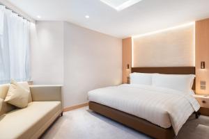 A bed or beds in a room at The Kimberley Hotel