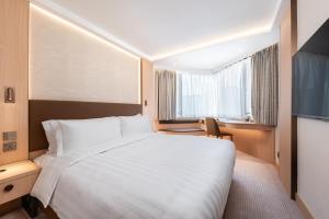 A bed or beds in a room at The Kimberley Hotel