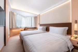 A bed or beds in a room at The Kimberley Hotel