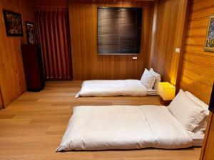 Ein Bett oder Betten in einem Zimmer der Unterkunft 輕塵別院Serenegray B&B