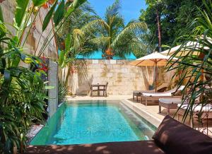 a swimming pool in the middle of a yard at Scallywags Smugglers in Gili Islands