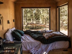 En eller flere senge i et værelse på Off-Grid Cabin in the Hunter Valley - Hazel