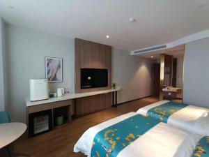 Rúm í herbergi á Baolong Homelike Hotel Shanghai - Ma An Shan Branch