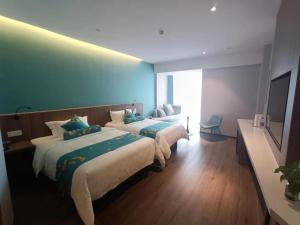 Rúm í herbergi á Baolong Homelike Hotel Shanghai - Ma An Shan Branch
