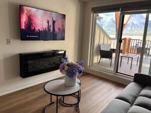 Et tv og/eller underholdning på Top FL 2BR 2BA Hot Tubs phenomenal mountain views