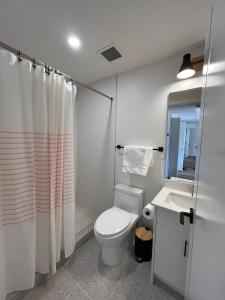 Et badeværelse på Top FL 2BR 2BA Hot Tubs phenomenal mountain views