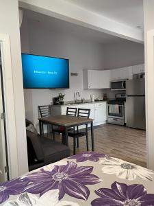 a living room and kitchen with a table and a tv at Modern 1-bedroom Studio with Kitchen and Laundry in Santa Clarita