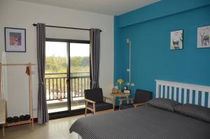 una camera da letto con un letto e un balcone di Kinmen Fujian Homestay a Tung-chou
