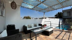 a patio with a couch and a table at Villa Luz in Jiutepec