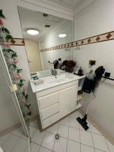 een badkamer met een wastafel en een spiegel bij Super comfortable quiet room in Sydney