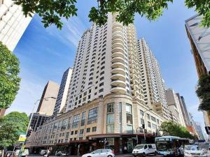 een hoog gebouw met auto's ervoor geparkeerd bij Super comfortable quiet room in Sydney