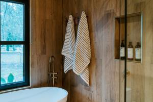 Koupelna v ubytování The Temple - Country Farm Retreat + 43 fotografií