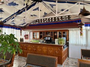 un bar con soffitto blu e bianco di Sherpa Home Hotel a Kathmandu