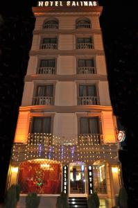 イスタンブールにあるサリナス イスタンブール ホテルのクリスマスライトが目の前にあるホテルの建物