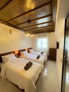 zwei Betten in einem Zimmer mit zwei Lampen in der Unterkunft Suite des lumières Al Malaki Offre Spéciale front Mer, Zéro Surprise- l'Accueil Aéroport & Service Cuisine si besoin de Tranquillité Totale in Rabat