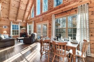 ein Esszimmer mit Tisch und Stühlen in einer Hütte in der Unterkunft Woodland Ridge - Private 3 Bedrooms with Hot Tub in Sevierville