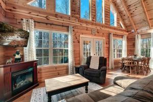 ein Wohnzimmer mit Kamin in einer Blockhütte in der Unterkunft Woodland Ridge - Private 3 Bedrooms with Hot Tub in Sevierville