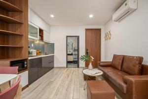 una sala de estar con un sofá y una mesa en Ben's House Boutique, en Da Nang 42 fotos más