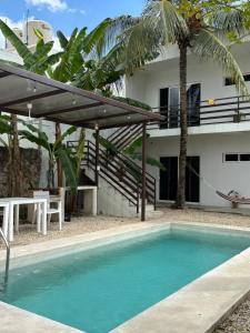 a swimming pool in front of a house at Apartamento Casa 24 in Bacalar