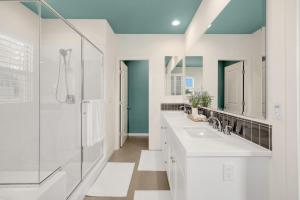 une salle de bain blanche avec deux lavabos et une douche dans l'établissement Grand Luxury 4BD Estate in Irvine, à Irvine 59 autres photos