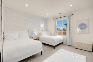 une chambre blanche avec deux lits et une fenêtre dans l'établissement Grand Luxury 4BD Estate in Irvine, à Irvine