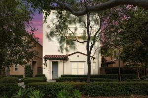 une maison blanche avec un arbre devant dans l'établissement Grand Luxury 4BD Estate in Irvine, à Irvine