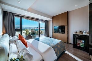 Una habitación de hotel con una cama y una ventana grande. en Dali Shushanju Seaview Holiday Villa, en Dali