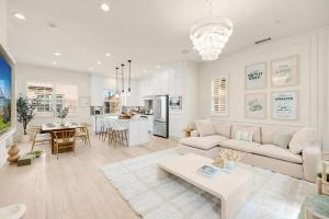 un salon blanc avec un canapé et une table dans l'établissement Grand Luxury 4BD Estate in Irvine, à Irvine