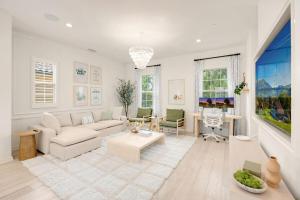 un salon avec un canapé et une table dans l'établissement Grand Luxury 4BD Estate in Irvine, à Irvine