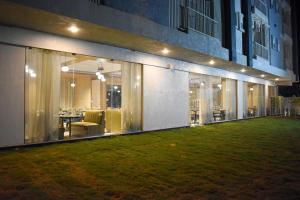 斋浦尔Urban Suites by BluSalzz, Jaipur - Rajasthan的一座前面有绿色草坪的建筑