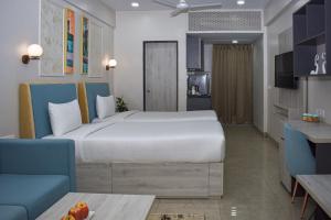 Urban Suites by BluSalzz, Jaipur - Rajasthan的电视和/或娱乐中心