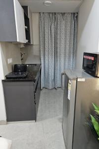 Urban Suites by BluSalzz, Jaipur - Rajasthan的厨房或小厨房