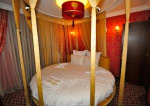 En eller flere senger på et rom på Salinas Istanbul Hotel