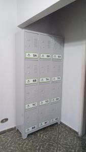a room with a bunch of lockers in a wall at Casarao hostel dormitorio in Cuiabá