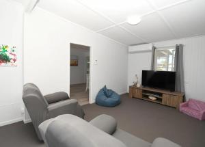 TV a/nebo společenská místnost v ubytování Bazza's Beach House