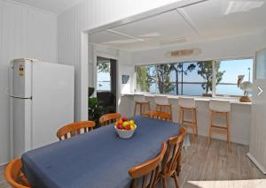Kuchyň nebo kuchyňský kout v ubytování Bazza's Beach House