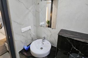 Urban Suites by BluSalzz, Jaipur - Rajasthan的一间浴室