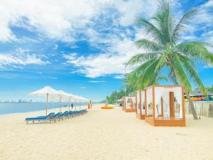 ダナンにあるDa Nang - Mikazuki Japanese Resorts & Spaのヤシの木があるビーチ