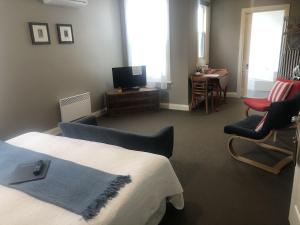 Athelstane Hotel客房内的一张或多张床位