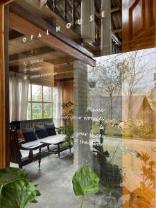Ruang duduk di Opal House Ta Van