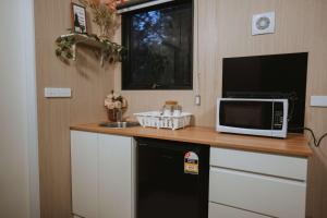 Kuchyň nebo kuchyňský kout v ubytování River Oasis Tiny House by Tiny Away
