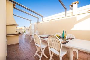 Balkón nebo terasa v ubytování Coral House with Shared Pool and Sea View