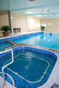 a large swimming pool in a hotel room at Parklands Resort in Mudgee