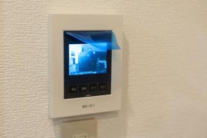 un dispositivo electrónico está sujeto a una pared en 王202整套私人卫浴厨房 洗衣机 车站步行5分钟 上野站地铁直达, en Tokio