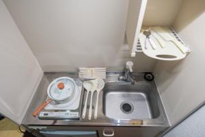 una cocina en miniatura con fregadero y utensilios de cocina en 王202整套私人卫浴厨房 洗衣机 车站步行5分钟 上野站地铁直达, en Tokio 34 fotos más