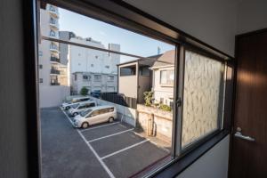una ventana con vistas a un aparcamiento en 王202整套私人卫浴厨房 洗衣机 车站步行5分钟 上野站地铁直达, en Tokio